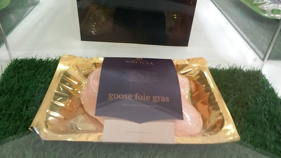 película de oro de 422m m Thermoforming para el envoltorio de plástico del embalaje de la salchicha de la carne del paquete de la piel
